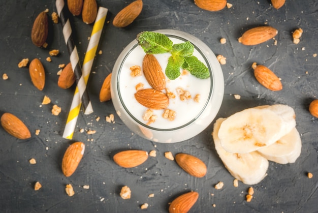 Batido de yogurt, plátano y almendra