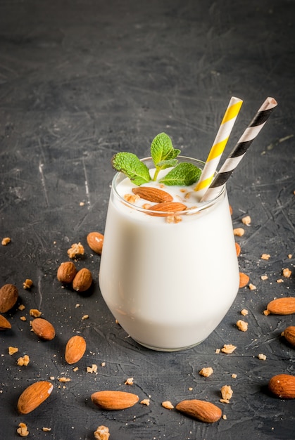 Batido de yogurt, plátano y almendra