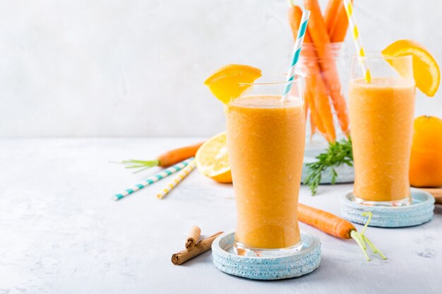 Batido de zanahoria saludable con naranja y canela en vaso