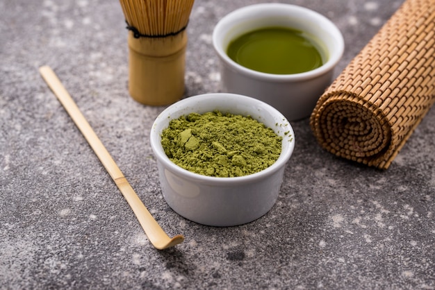 Batidor de bambú y té matcha