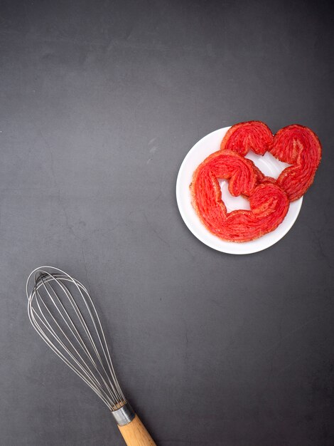 Batidor de huevo con corazón de hojaldre de fresa