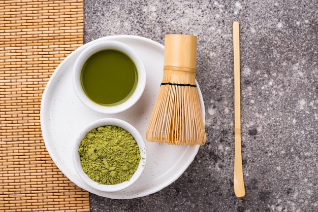 Foto batidor de té y bambú matcha