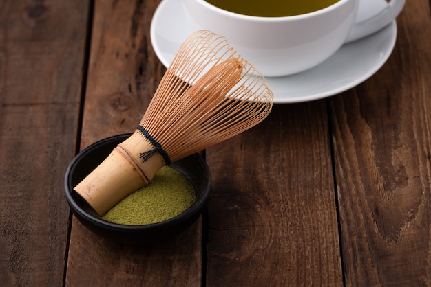 Batidor de té para matcha sobre madera