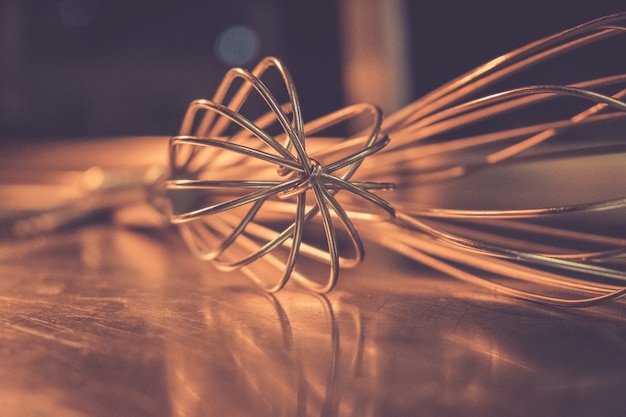 Foto una batidora de cocina bajo luz amarilla.