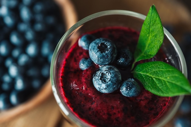 Batidos de arándanos frescos y jugosos en el vaso Fondo simple Alimentos saludables Estilo de vida de desintoxicación