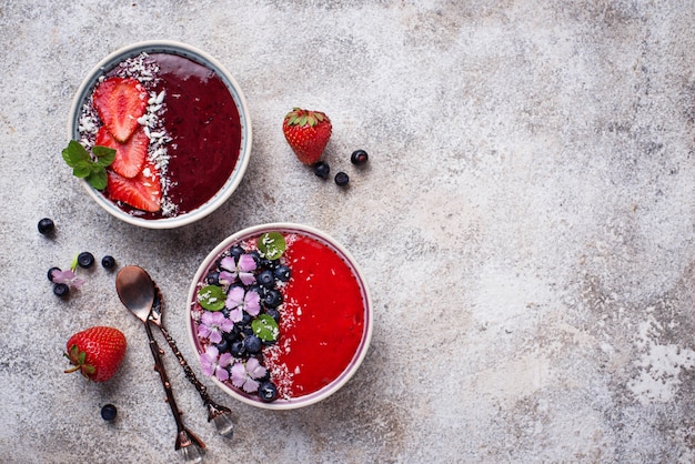 Batidos de batidos con fresas y arándanos.