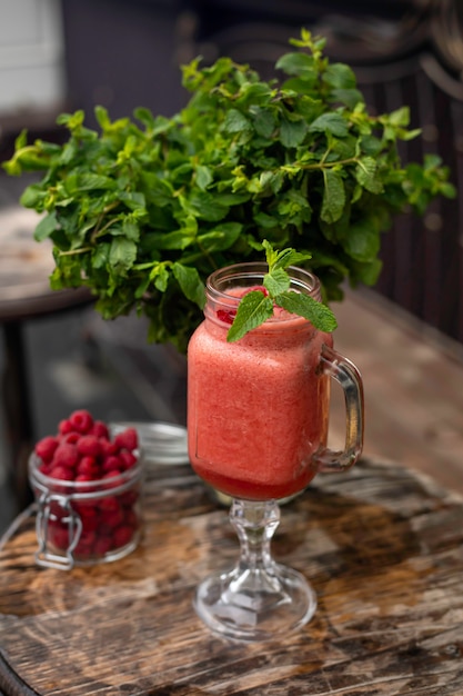 batidos con bayas en una mesa de madera