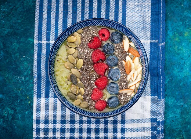 Batidos de bayas con semillas de chía, semillas de calabaza y nueces