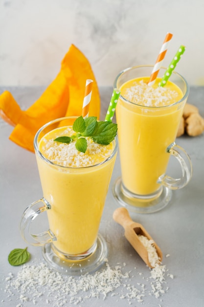 Batidos de calabaza con jengibre y virutas de coco y menta