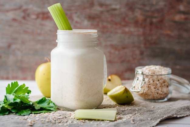 Batidos con copos de avena, manzana y apio.