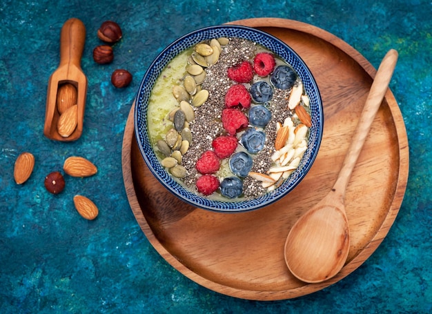 Batidos de frutos silvestres com sementes de chia sementes de abóbora e nozes