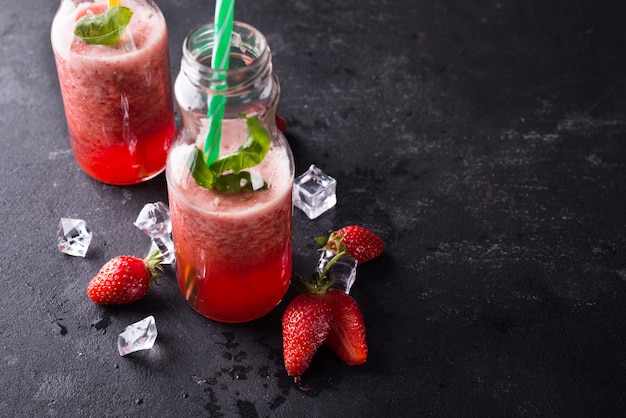 Batidos de fresa en botellas.