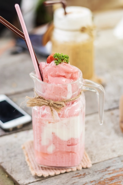 Batidos de fresa en vidrio para el verano, enfoque selectivo en batidos