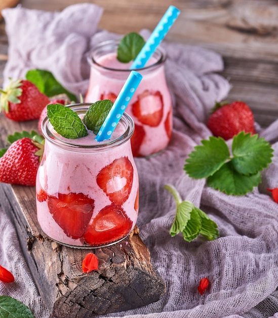 Batidos de fresas frescas en un tarro de cristal