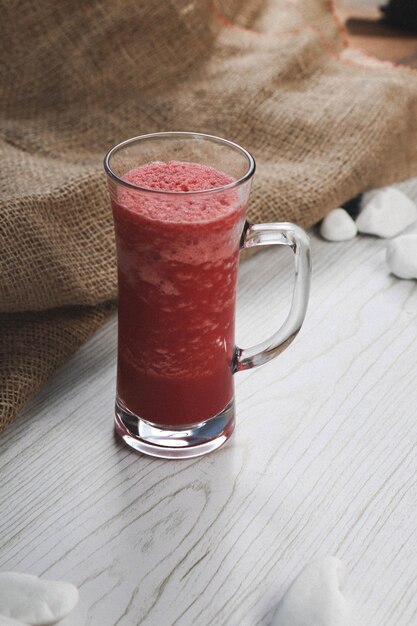 Batidos de frutas coloridos de verano o congelados. Concepto de bebida saludable y desintoxicante.