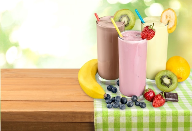 Foto batidos de frutas con pajitas aislado sobre un fondo blanco.