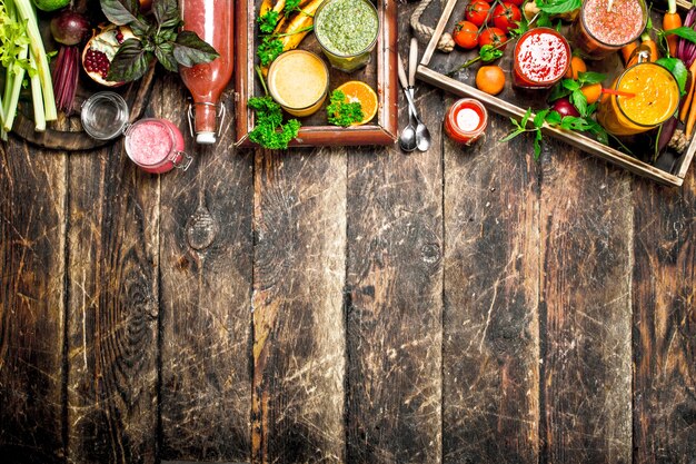 Batidos de frutas, verduras y bayas frescas.