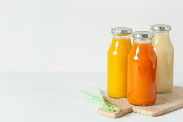 Batidos de frutas y verduras en botellas de vidrio.