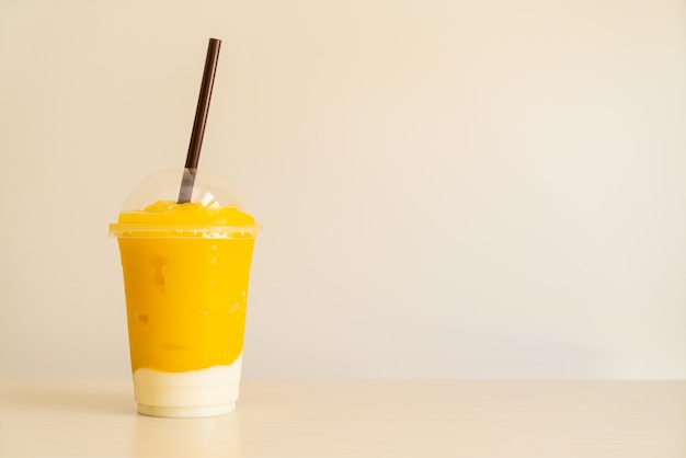 batidos de mango fresco con vaso de yogur