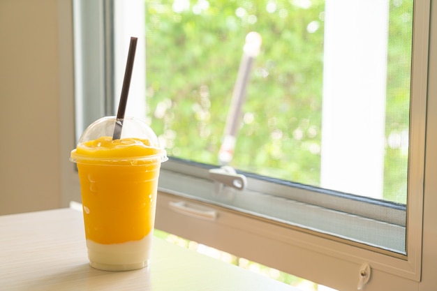 batidos de mango fresco con vaso de yogur