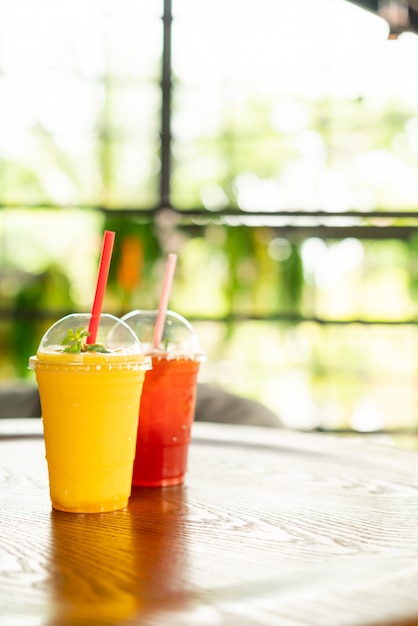 batidos de mango de vidrio en la cafetería