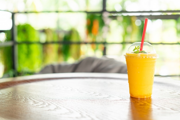 batidos de mango de vidrio en la cafetería