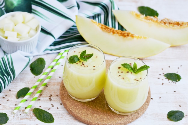 Batidos de melón fresco y frío con menta en vidrio, bebida de bebida de verano, concepto de comida saludable, frescura, frutas exóticas