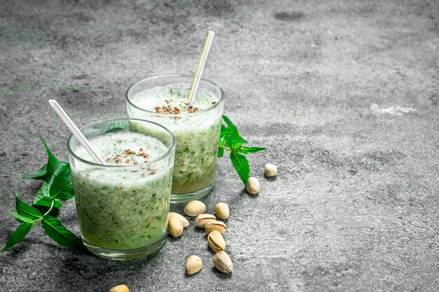 Batidos de menta, pistacho y leche de coco. Sobre fondo rústico.