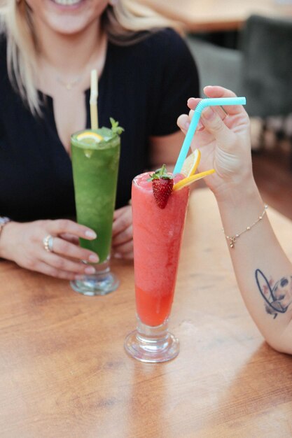 Batidos o helados de frutas coloridas de verano Concepto de bebida de desintoxicación saludable