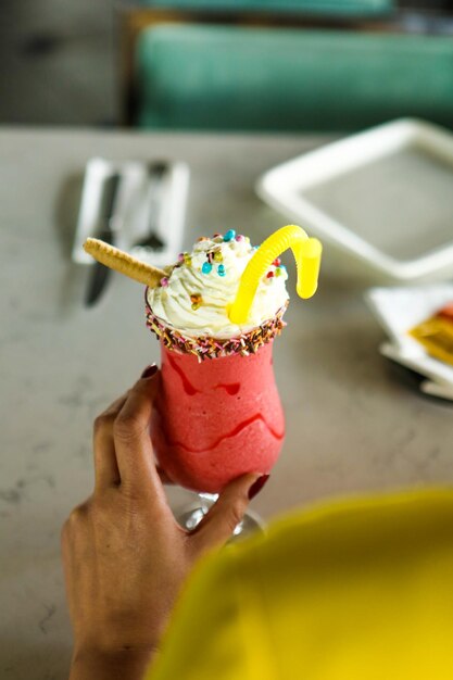 Batidos o helados de frutas coloridas de verano Concepto de bebida de desintoxicación saludable