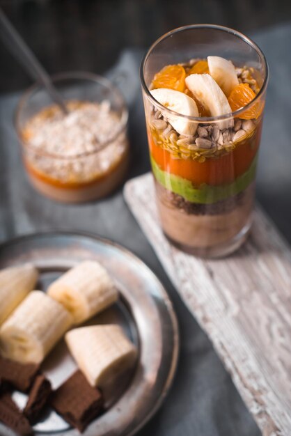 Foto batidos y rodajas de plátano y galletas en un plato de hojalata