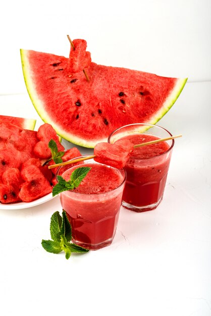 Batidos de sandía con menta y trozos de sandía