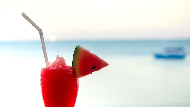 Batidos de sandía que sirven en vaso en la playa en verano