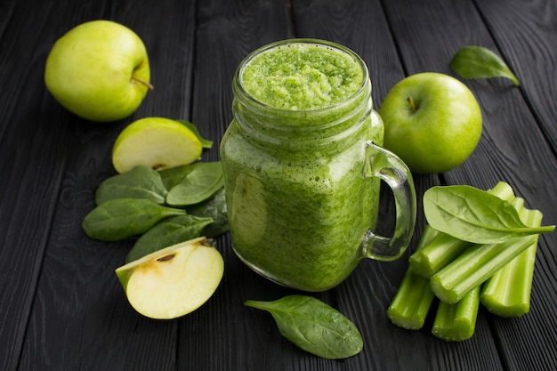 Batidos verdes con espinacas, manzana y apio