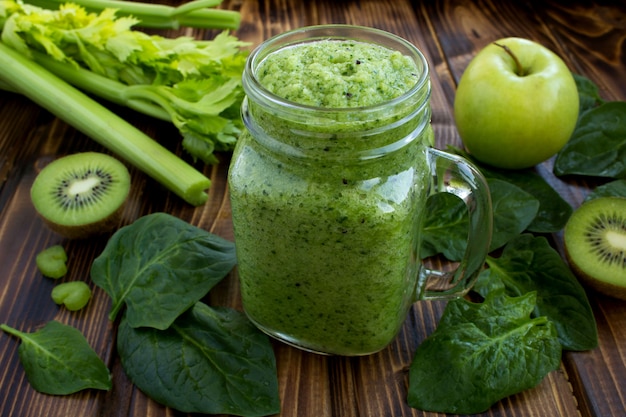 Batidos verdes con frutas y verduras