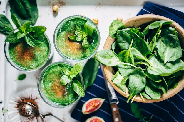 Batidos verdes con hojas de menta fresca