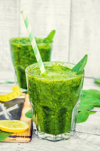 Batidos verdes con verduras y frutas. día de la desintoxicación. adelgazamiento y excreción de escoria. alimentación saludable. enfoque selectivo