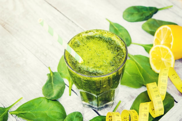 Batidos verdes con verduras y frutas. Día de la desintoxicación. Adelgazamiento y excreción de escoria. Alimentación saludable. Enfoque selectivo