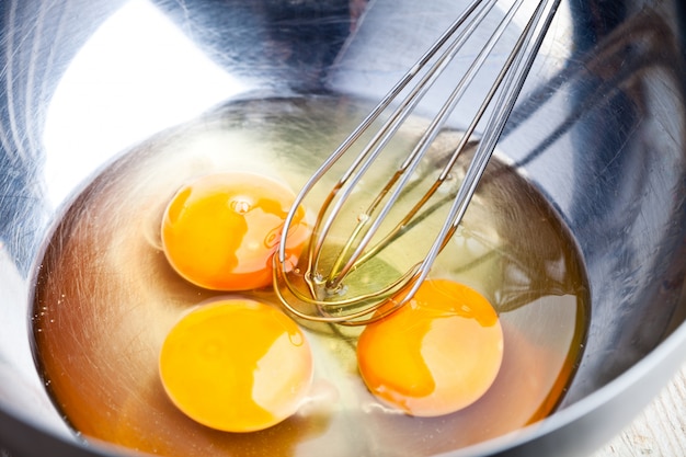 Batir los huevos en un recipiente de metal