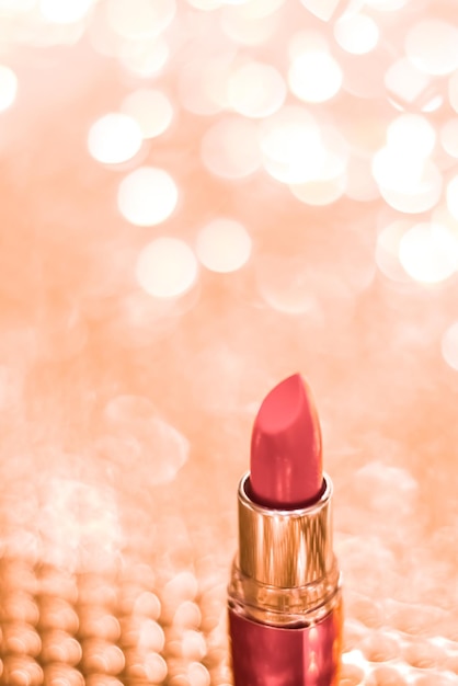 Batom coral em ouro rosa Natal Ano Novo e feriado do Dia dos Namorados, maquiagem de fundo e produtos cosméticos para marca de beleza de luxo