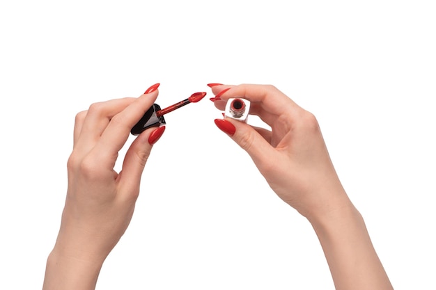 Batom líquido vermelho nas mãos da mulher com unhas vermelhas isoladas em um fundo branco