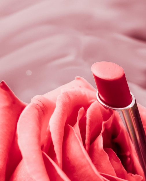 Batom rosa e flor rosa em fundo líquido maquiagem glamour à prova d'água e produto de cosméticos de brilho labial para design de férias de marca de beleza de luxo