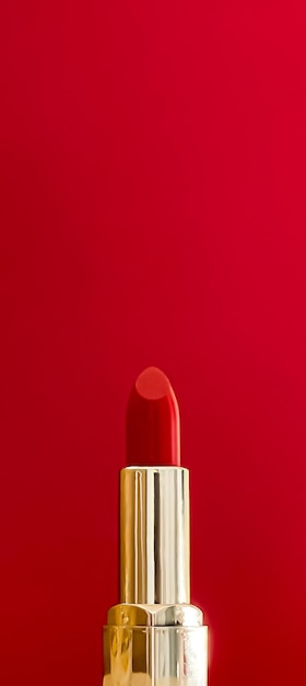 Batom vermelho em tubo dourado na cor de fundo maquiagem de luxo e cosméticos para design de produto de marca de beleza