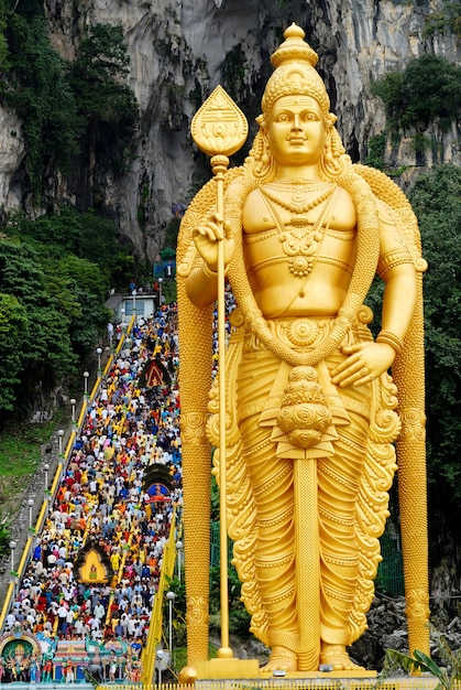 Batu caves durante um festival hindu thaipusam, sri subramaniyar swami templo, batu caves, selangor, m