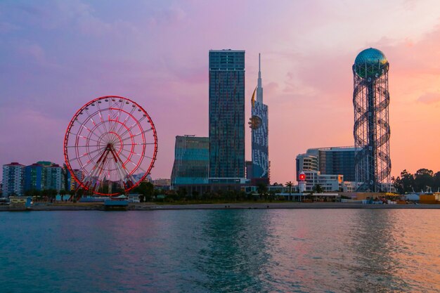 Batumi, Adjara, Geórgia. Vista da cidade turística ao pôr do sol