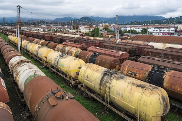 BATUMI GEÓRGIA SETEMBRO 2021 longos trens de carga ferroviários com muitos vagões no estacionamento