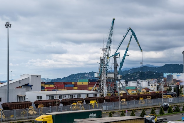 BATUMI GEÓRGIA SETEMBRO 2021 porto marítimo com guindastes de carga e barcaças de carregamento no Mar Negro com céu nublado