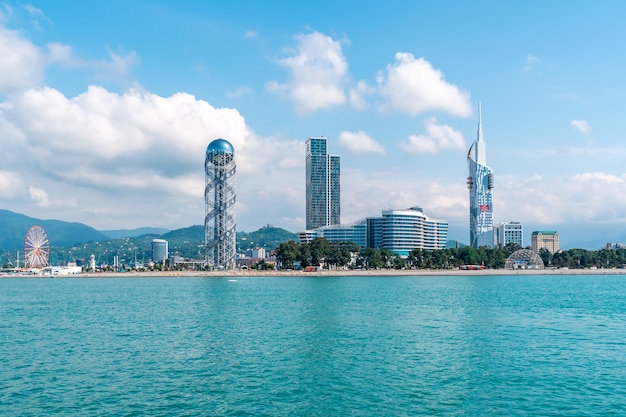 Batumi, Georgia - 08.05.2019: vista desde el mar al paisaje urbano de la ciudad con rascacielos y la torre del alfabeto en Batumi, viajes