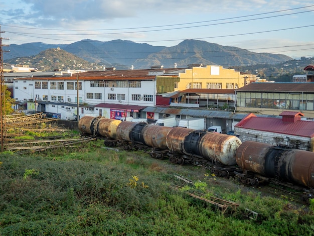 Batumi Georgia 12062022 Alte rostige Tankwagen Güterzug auf dem Hintergrund der Stadt Industriezone der südlichen Stadt Georgien