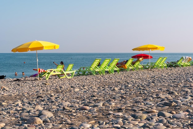 Batumi Georgia 30 de agosto de 2022 La gente se relaja en la playa de Batumi